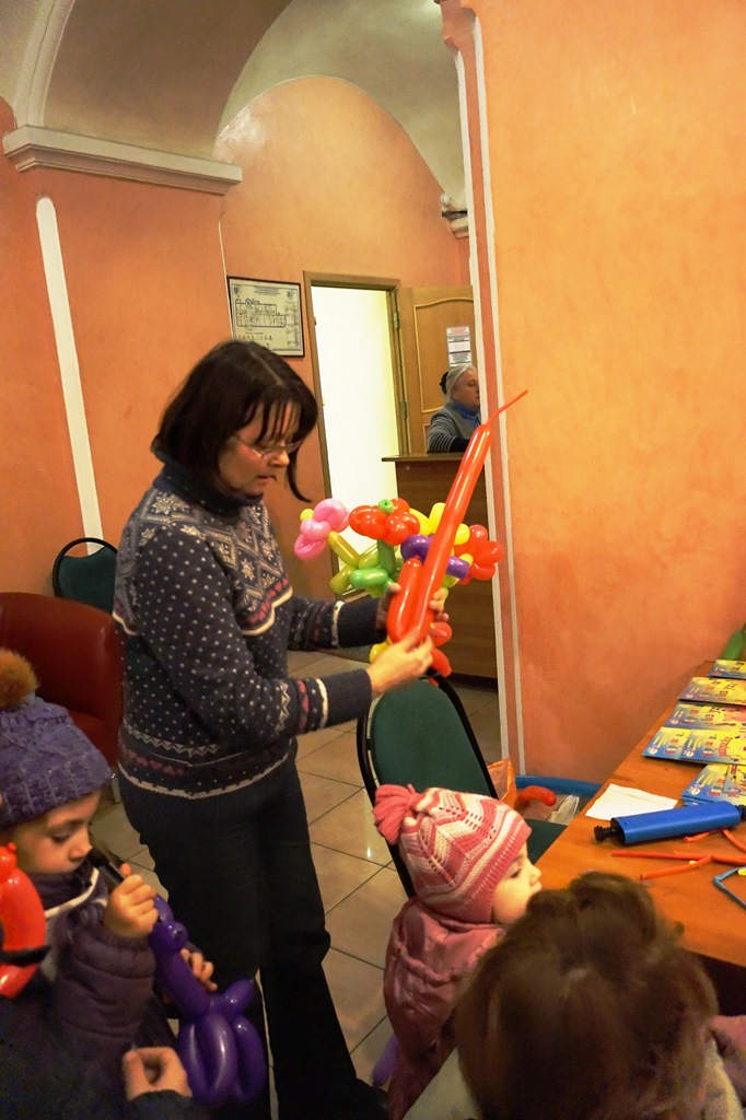 Вместе с Еленой Дворецкой дети учились из шариков делать собачек